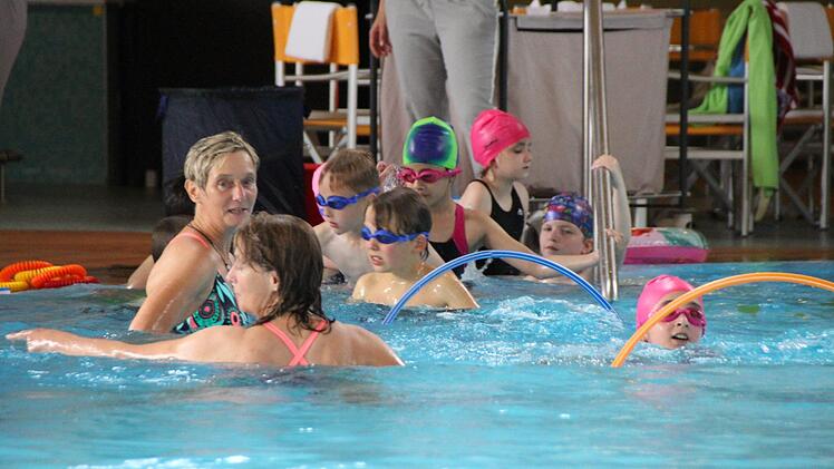 Schwimmaktion der Sinnberg Grundschule mit Franziska van Almsick im Hotel Sonnenhügel. Foto: Benedikt Borst