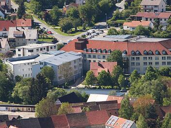 In der Klinik Fr&auml;nkische Schweiz kamen &ouml;fter Honorar&auml;rzte und selbstst&auml;ndige Krankenschwestern zum Einsatz. Auch diese m&uuml;ssen versichert werden. Foto: Josef Hofbauer