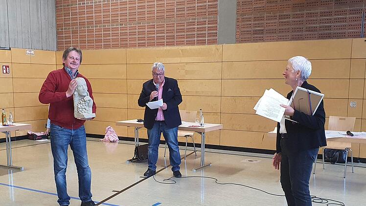 Gerhard Kraft zeigt die Büste einer Kirschenkönigin, in der Mitte Walter Metzner, rechts Rose Stark. Das Geschenk konnte nicht überreicht werden, sondern wurde auf dem Tisch abgestellt. Foto: Carmen Schwind