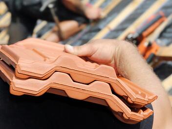 Dachdecker arbeiten oft in der prallen Sonne.