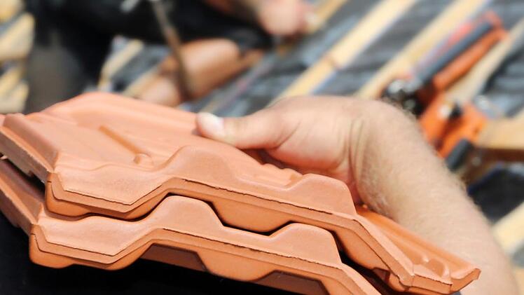 Dachdecker arbeiten oft in der prallen Sonne.