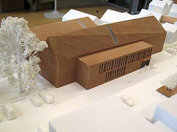 Ein Modell der Marktscheune, die an der Hallstadter Hauptstraße  neben der Sparkasse gebaut werden soll.  Foto: keb