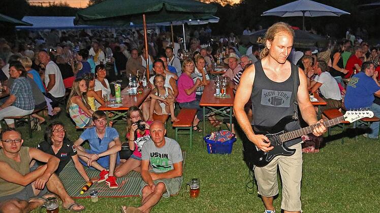 Für kurze Zeit mischte sich der Gitarrist der Band Blind Date unter das Publikum.