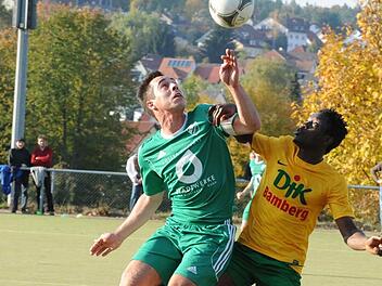 Der Kopfball gehört dem Garitzer Sandro Cazzella (links) im Zweikampf mit Toyin Ogunjimi (DJK Don Bosco Bamberg). Foto: Hopf