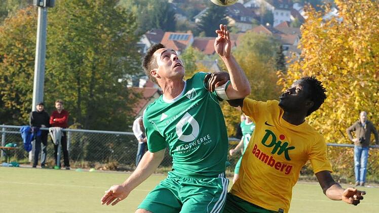 Der Kopfball gehört dem Garitzer Sandro Cazzella (links) im Zweikampf mit Toyin Ogunjimi (DJK Don Bosco Bamberg). Foto: Hopf