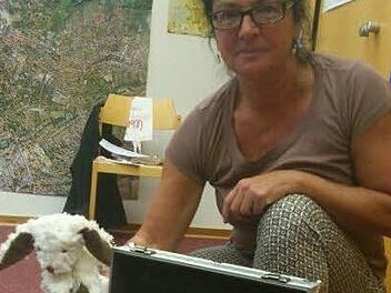 Bettina Kreisler hat die Geschichte um den Hasen Hoppel konzipiert. So werden die Kinder spielerisch getestet und haben Spaß dabei. Foto: Christiane Lehmann