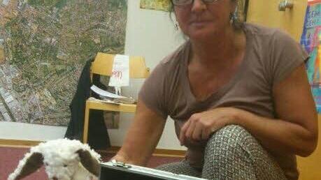 Bettina Kreisler hat die Geschichte um den Hasen Hoppel konzipiert. So werden die Kinder spielerisch getestet und haben Spaß dabei. Foto: Christiane Lehmann