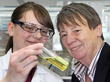 Ein Tropfen Alkohol, und der Diesel ist wieder klar: Bumdesumweltminsitern Barbara Hendricks (SPD) lässt sich von Doktorandin Kristin Götz den Effekt erklären.