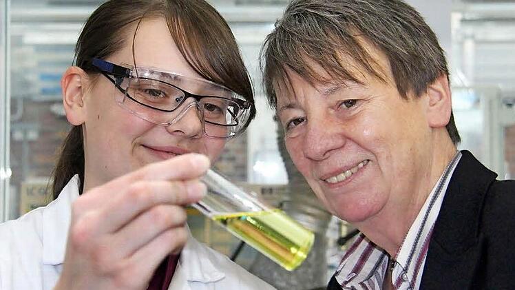 Ein Tropfen Alkohol, und der Diesel ist wieder klar: Bumdesumweltminsitern Barbara Hendricks (SPD) lässt sich von Doktorandin Kristin Götz den Effekt erklären.