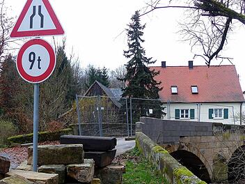 Schön schauen die provisorisch angebrachten Betonsteine an der Feulner Brücke nicht aus. Aber der Zweck heiligt die Mittel. Foto: Dieter Hübner
