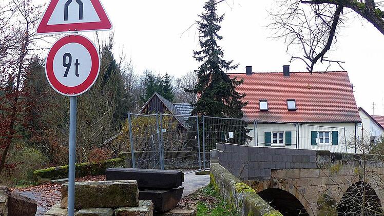 Schön schauen die provisorisch angebrachten Betonsteine an der Feulner Brücke nicht aus. Aber der Zweck heiligt die Mittel. Foto: Dieter Hübner