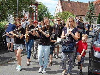 Sie waren alle mal im Kindergarten: Die Musikkapelle zieht zur Feier des Tages durchs Dorf. Fotos: Günther Straub