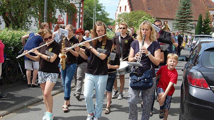 Sie waren alle mal im Kindergarten: Die Musikkapelle zieht zur Feier des Tages durchs Dorf. Fotos: Günther Straub