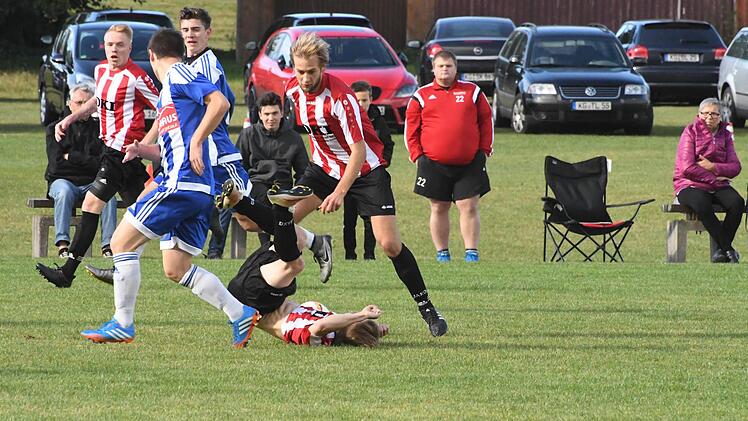 Ein Blick auf das Spiel der SG Oberleichtersbach/Modlos (blaue Trikots) gegen den FC Elfershausen (4:1). Foto: Hopf