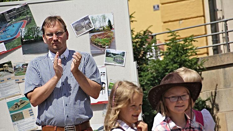 Bürgermeister Wolfram Thein, der den Markt eröffnete, zollte den "Concordia-Kids" für deren Darbietungen reichlich Beifall.