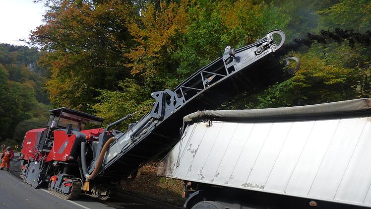 Die Fräsarbeiten haben zwischen Muggendorf und der Sachsenmühle begonnen.