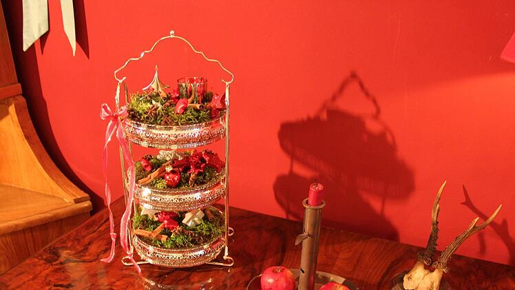 Etagere, weihnachtlich dekoriert