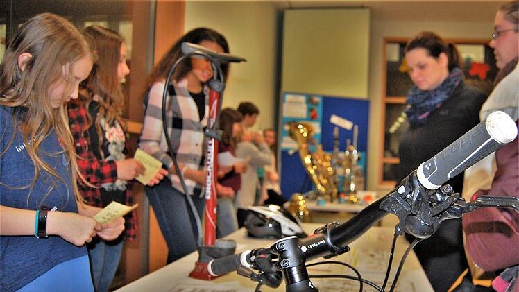 Schüler der 5. Ganztagsklasse berichteten den Eltern aus ihrem Projektunterricht. Sigismund von Dobschütz