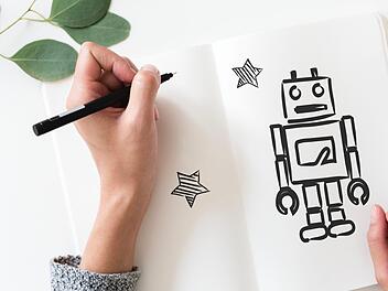 Das Schreiben und Malen mit der linken Hand: Nicht nur eine Umschulung kann gefährlich werden. Symbolbild: rawpixels.com/pexels