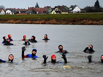 Lächelnd grüßen die Schwimmer aus den Fluten des eiskalten Main-Donau-Kanals.  Fotos: Andrea Spörlein