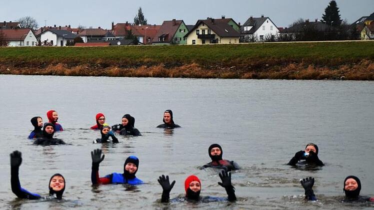 Lächelnd grüßen die Schwimmer aus den Fluten des eiskalten Main-Donau-Kanals.  Fotos: Andrea Spörlein