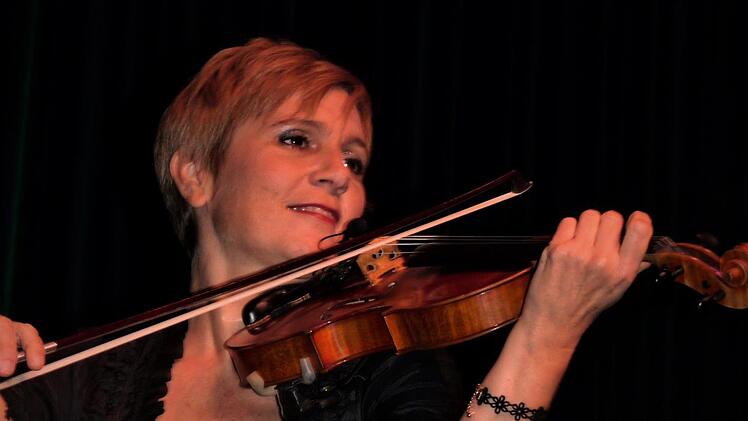 Pamela Rachel, eine begnadete Violistin aus Augsburg, war der Überraschungsgast.  Foto: Werner Reißaus