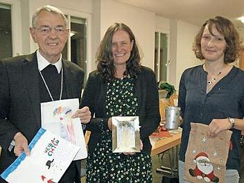 Voller Freude nahm Erzbischof Ludwig Schick die Dankesbilder der Kinder entgegen, um die sich Kerstin Ponsel und Tanja Völker (von links) bei ihrer Arbeit im Caritasverband kümmern.  Foto: Edwin Meißinger