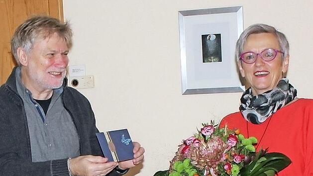 Gerhard Lutz dankte der scheidenden Kess-Kursleiterin Annerose Simon für 15 Jahre Engagement.  Foto: Christine Vogl/Caritas Haßberge