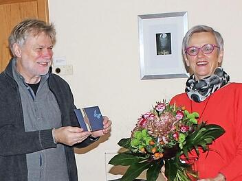 Gerhard Lutz dankte der scheidenden Kess-Kursleiterin Annerose Simon f&uuml;r 15 Jahre Engagement.  Foto: Christine Vogl/Caritas Ha&szlig;berge