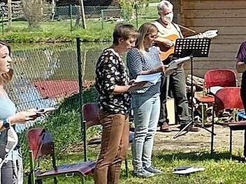 Musikalisch wurde der Gottesdienst von einer Schola unter Einhaltung der Hygienevorschriften mitgestaltet.