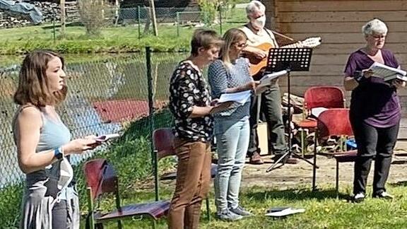 Musikalisch wurde der Gottesdienst von einer Schola unter Einhaltung der Hygienevorschriften mitgestaltet.