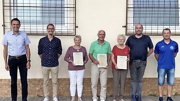 Ehrungen gab es in der Hauptversammlung des ATSV Thonberg; im Bild (von links) Bürgermeister Jörg Neubauer, Vorstandsmitglied Markus Häublein, Karin Schedel, Karl Fößel, Maria Bittruf sowie die Vorstandsmitglieder Ralf Dorfschäfer und Tilo Degenbeck
