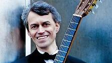 Siegbert Remberger spielt zum Auftakt der Gitarrentage.