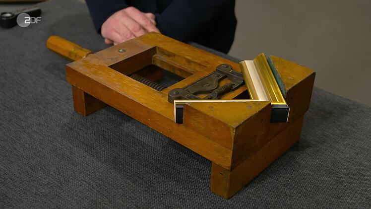 Einen Rahmenspanner datierte Detlev Kümmel anhand der Markierung zwischen 1927 und 1952. Das Gerät zum Leimen von Bilderrahmen stammte von der Firma Georg Ott aus Ulm, die bereits 1903 das Patent für das Werkzeug erhalten hatte. Gewünscht wurden 50 bis 60 Euro, taxiert 100 bis 150 Euro und von Jan Cizek sogar 250 Euro gezahlt.