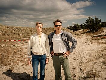 Femke Folkmer (Pia Barucki) und Tjark Wolf (Hendrik Duryn) bekommen es in ihrem ersten von drei neuen "D&uuml;nentod"-Filmen mit einem komplexen Kriminalfall zu tun.