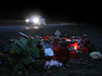 Die Kerzen leuchten zwischen zahlreichen Blumen zur Erinnerung an den 19-Jährigen, der in der Silvesternacht bei einem Verkehrsunfall hier in Forchheim auf der Theodor-Heuss-Allee tödlich verunglückte. Foto: Nikolas Pelke