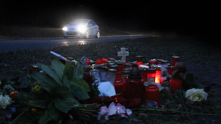 Die Kerzen leuchten zwischen zahlreichen Blumen zur Erinnerung an den 19-Jährigen, der in der Silvesternacht bei einem Verkehrsunfall hier in Forchheim auf der Theodor-Heuss-Allee tödlich verunglückte. Foto: Nikolas Pelke