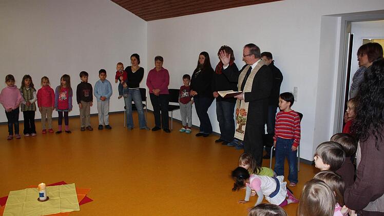 Dekan Thomas Keßler segnete die neugestalteten Räume. Der Turnsaal wird noch mit Lärmschutz ausgestattet.