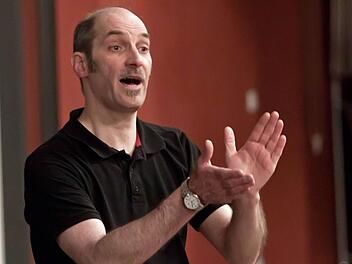 Taktgeber: Bei der vorletzten Probe vor der Uraufführung am Sonntag nutzte Komponist Sven Götz die Gelegenheit, wichtige Details seiner "Friedens-Messe" zu testen. Fotos: Jochen Berger