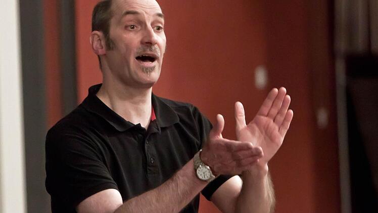 Taktgeber: Bei der vorletzten Probe vor der Uraufführung am Sonntag nutzte Komponist Sven Götz die Gelegenheit, wichtige Details seiner "Friedens-Messe" zu testen. Fotos: Jochen Berger