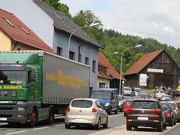 In Kauerndorf ging nichts mehr: Vier Autos und Traktoren hatten so seltsam am Straßenrand geparkt, dass der Verkehr nur noch einseitig fließen konnte - im Hintergrund lachten die Umgehungs-Aktivisten. Einige von ihnen wurden jetzt wegen Nötigung angezeigt. Fotos: Sonja Adam