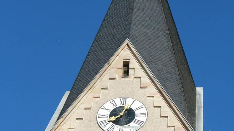 Im Zuge der Sanierung werden auch die Uhren der Kirche "Unsere Liebe Frau" erneuert, an den Zifferblättern hat der Zahn der Zeit genagt