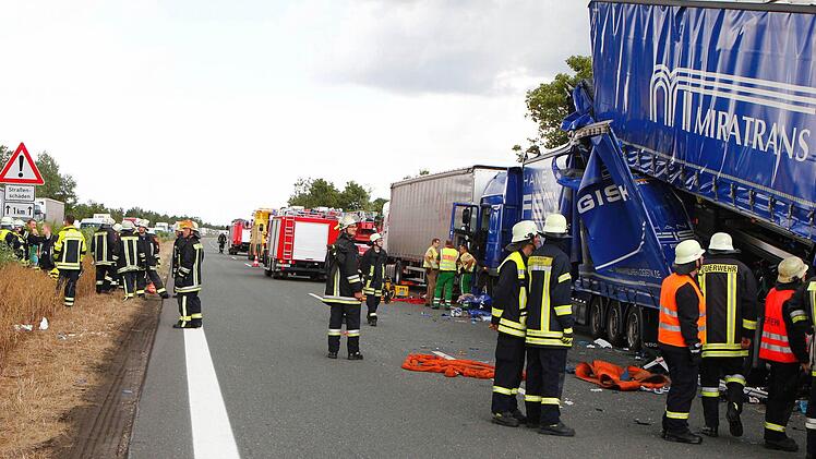 Die Lkw sind derma&szlig;en ineinander verkeilt, dass das F&uuml;hrerhaus des Unfallverursachers kaum mehr zu erkennen ist. Foto: News5 / Buerkel