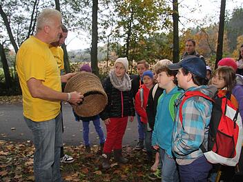 Früher wurde mit Körben geimkert, erklärt Lehrbienenwart Heinrich Witzgall. Fotos: Sonja Adam
