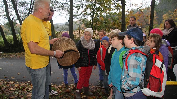 Früher wurde mit Körben geimkert, erklärt Lehrbienenwart Heinrich Witzgall. Fotos: Sonja Adam