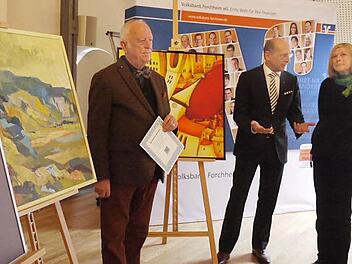 Heinrich Mangold (l.) und Gregor Scheller zeichnen Gabriele Mehlhorn-Decker mit dem ersten Platz aus.  Foto: Lindner