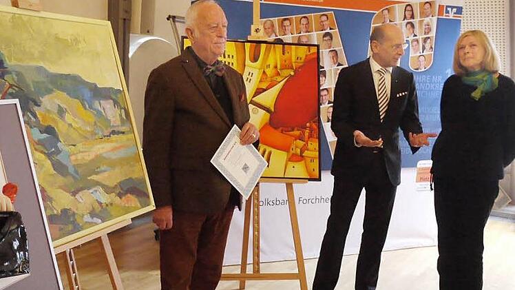 Heinrich Mangold (l.) und Gregor Scheller zeichnen Gabriele Mehlhorn-Decker mit dem ersten Platz aus.  Foto: Lindner