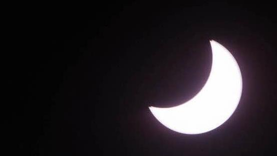 Deutlich zu sehen war die Sonnenfinsternis auch in Höchstadt - aber nur mit Spezialbrille oder entsprechender Optik. Foto: Gerhard Leicht