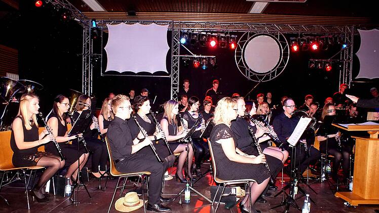 Ein Konzert der etwas anderen Art gaben die 60 Musiker des Blasorchesters Sand bei ihrem "House of Music". Fotos: Alfons Beuerlein