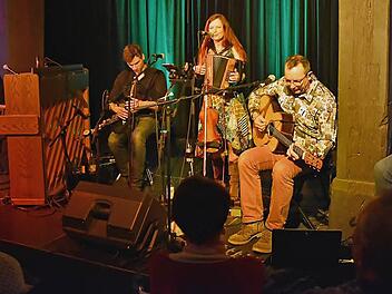 Die Irish-Folk-Band "Cara", die in Kürze zu einer Schottlandtournee aufbricht, bot in der Rathaushalle in Haßfurt ein überwältigendes Konzert mit überwiegend eigenen Kompositionen. Im Bild (von links) Kim Edgar, Hendrik Morgenbrodt, Gudrun Walther, Jürgen Treyz und Rolf Wagels, die erst nach einigen Zugaben wieder entlassen wurden Foto: Ulrike Langer